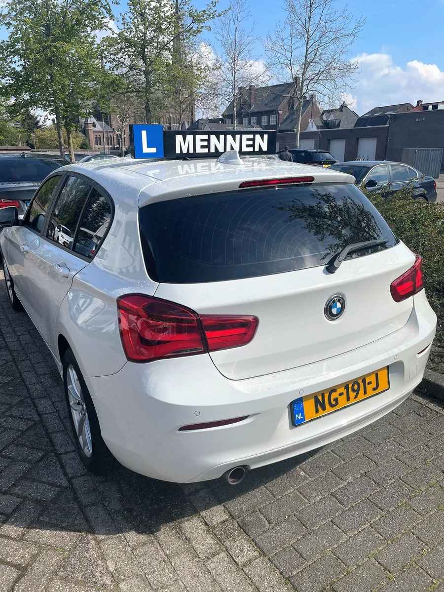 Mennen Rijopleidingen logo